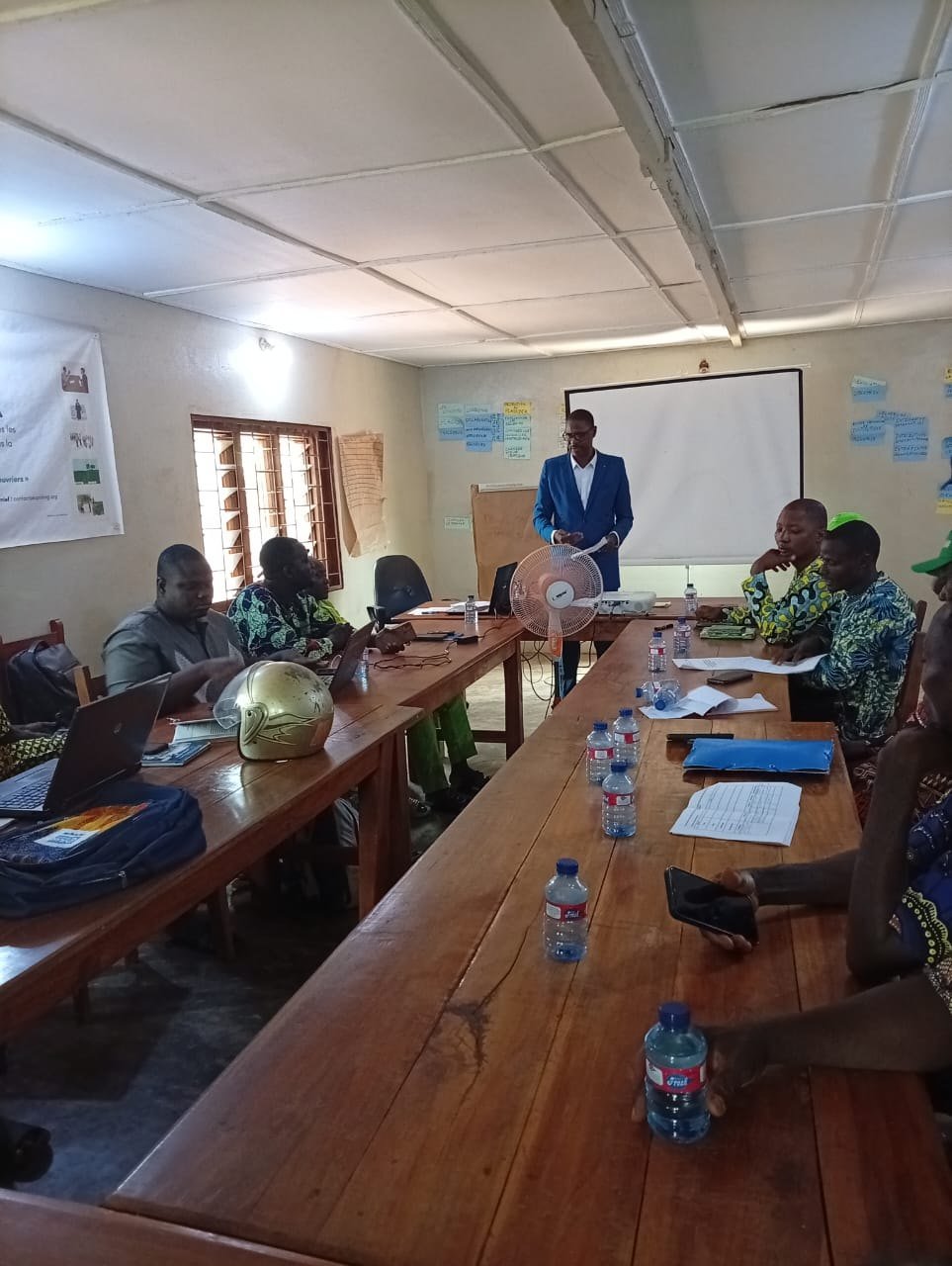 Dr Ismaïla IMOROU ISSA leading a workshop in front of participants
