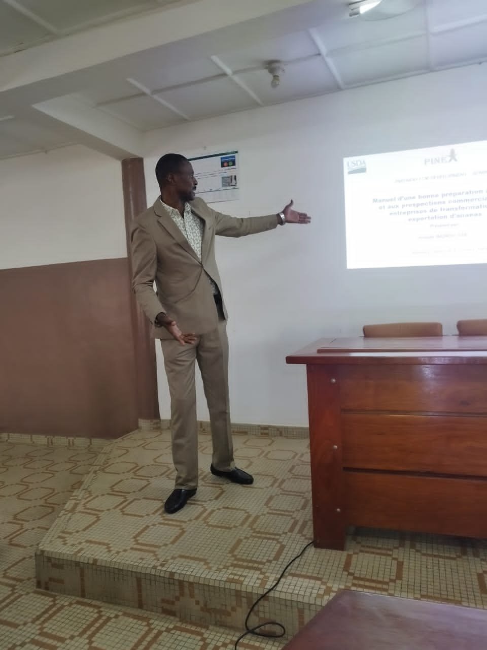 Dr Ismaïla IMOROU ISSA presenting a manual from the PINEX project