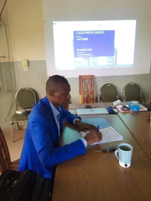 Dr Ismaïla IMOROU ISSA taking notes during a project presentation