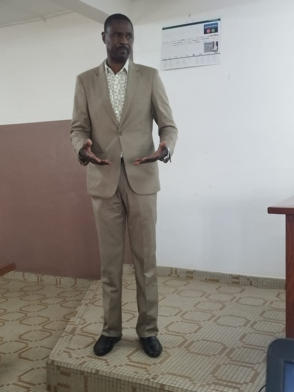 Dr Ismaïla IMOROU ISSA addressing the participants of a session