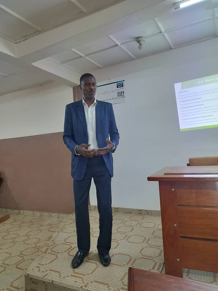 Dr Ismaïla IMOROU ISSA presenting a method during a session