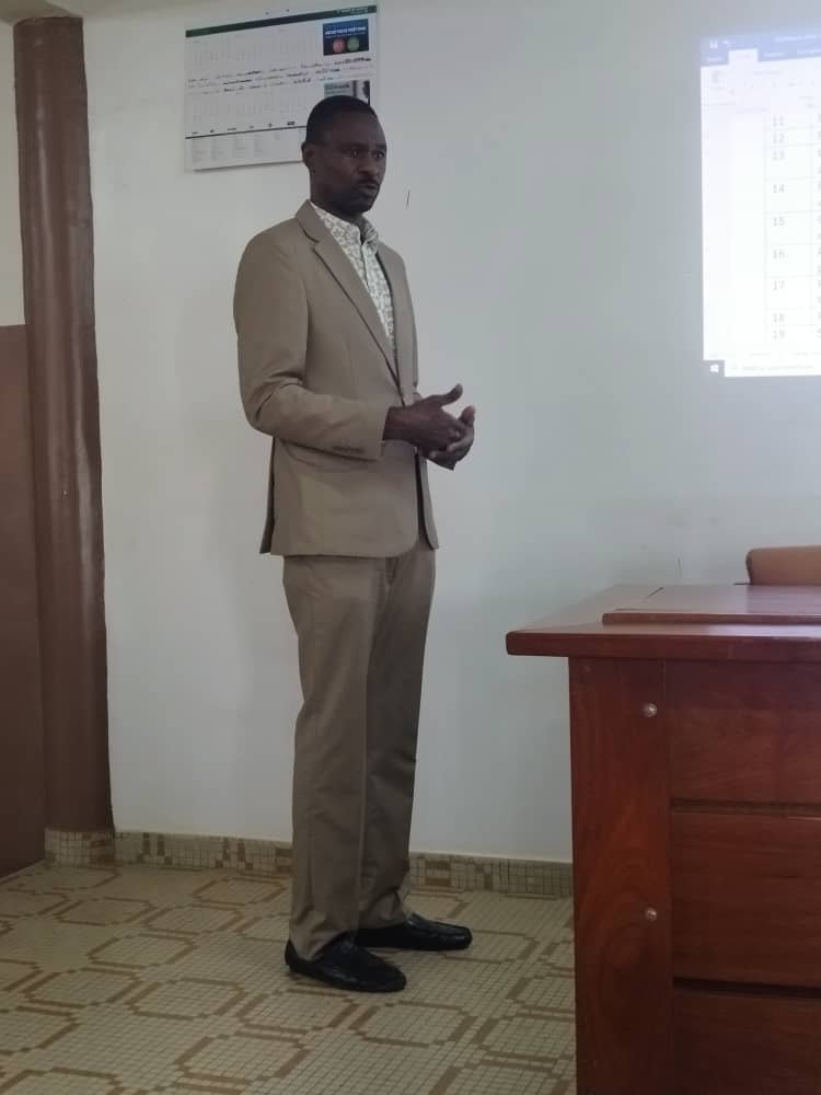 Dr Ismaïla IMOROU ISSA explaining an approach during a session